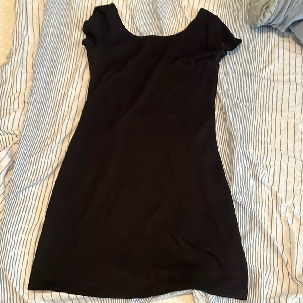 I am selling a black dress